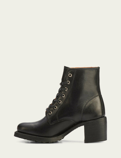 FRYE Women's Black Sabrina 6G Lace Up Booties